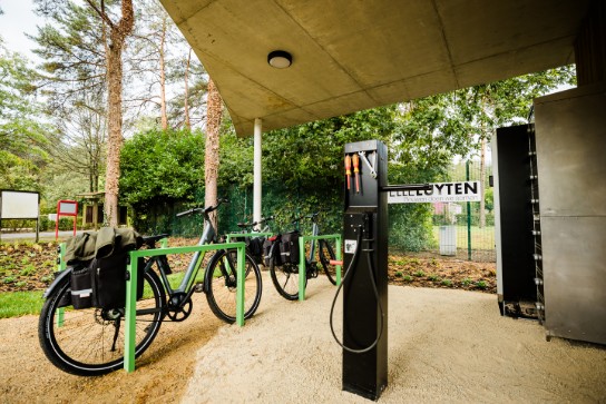 fietsservicepunt aan de lilse bergen met fietsreparatieset (vergroot foto)