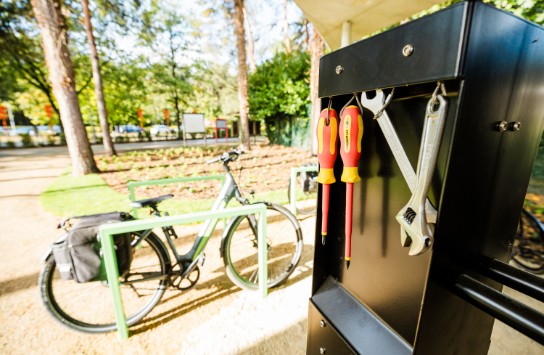 fietsservicepunt aan de lilse bergen met fietsreparatiemateriaal (vergroot foto)