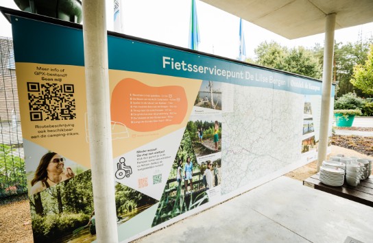 fietsservicepunt aan de lilse bergen met informatiewand (vergroot foto)