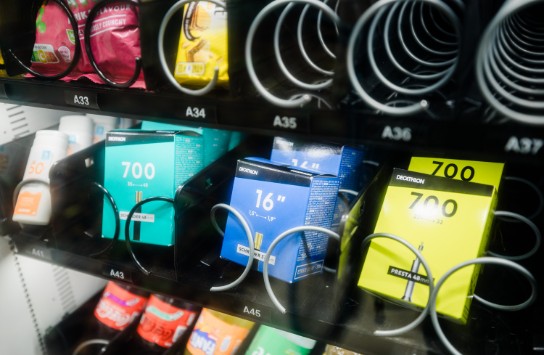 fietsreparatiemateriaal in automaat te verkrijgen aan de lilse bergen (vergroot foto)